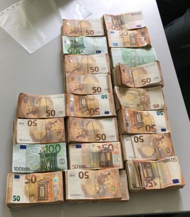 Reisender mit 200 000 Euro Bargeld im Zug unterweg