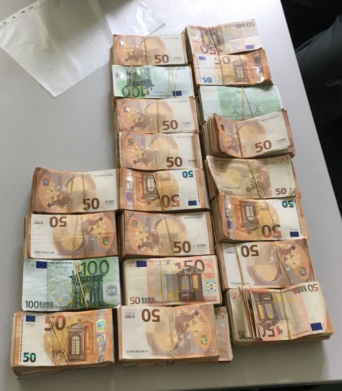 Reisender mit 200 000 Euro Bargeld im Zug unterweg