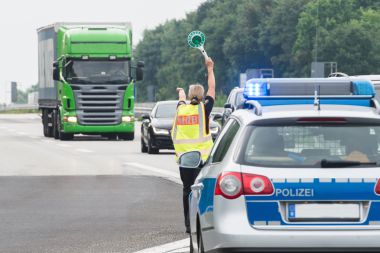 Mit Falschdokumenten bei Polizeikontrolle ausgewie