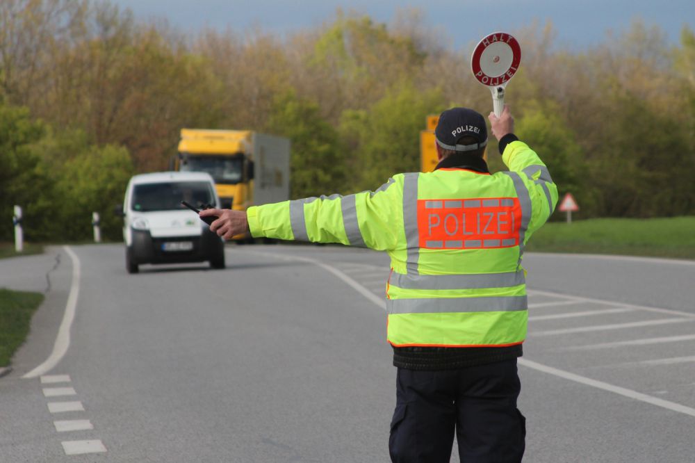 Polizeibeamte finden gefälschten Ausweis bei Kontr