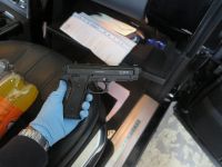 Ohne Führerschein dafür mit Waffe eingereist