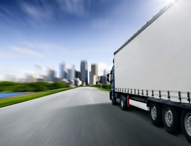 Vollbeladener Sattelzug gerät ins Bankett und kipp