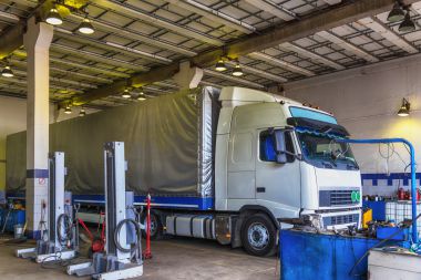 Klein Lkw in Nußdorf im Abstand von ca einer Stund