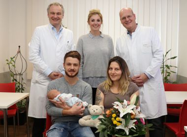 Neujahrsbaby ist da Eltern und RoMed Geburtshelfer