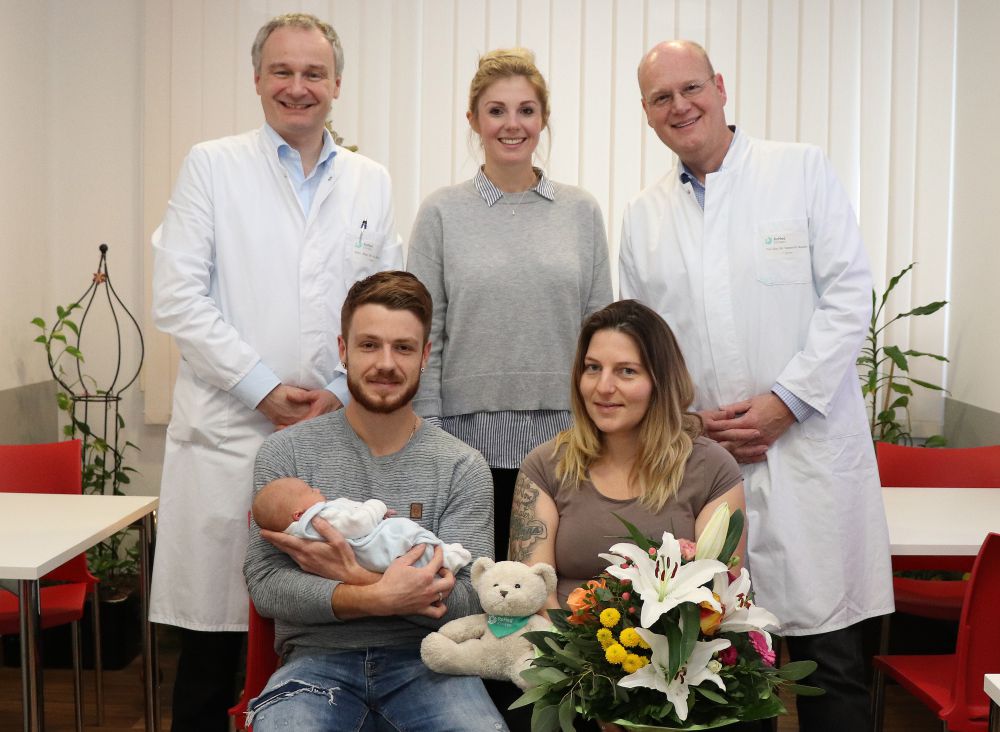 Neujahrsbaby ist da Eltern und RoMed Geburtshelfer