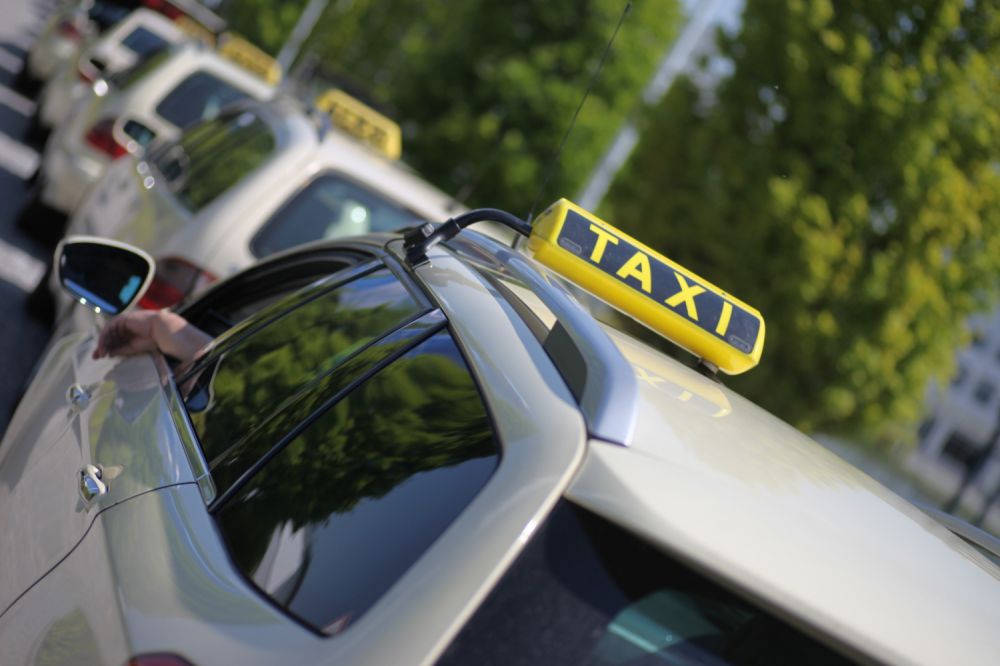 Fahrgast greift Taxifahrer an