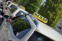 Fahrgast greift Taxifahrer an