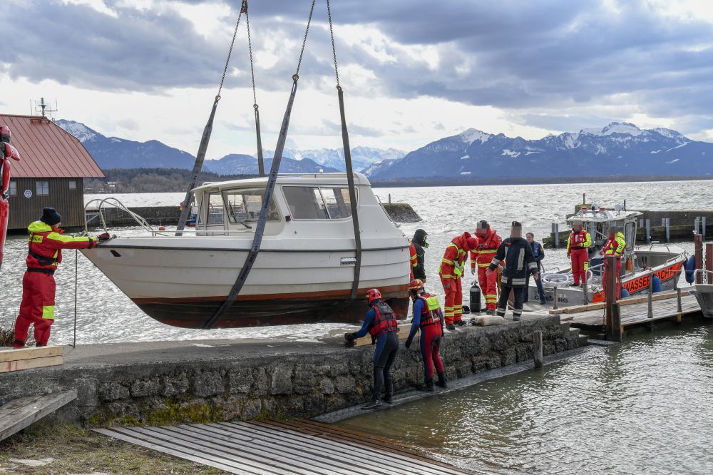 Motorboot im Chiemsee nach Sturm gesunken
