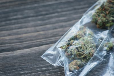 Ohne Führerschein aber unter Drogen