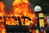 Pkw in Vollbrand
