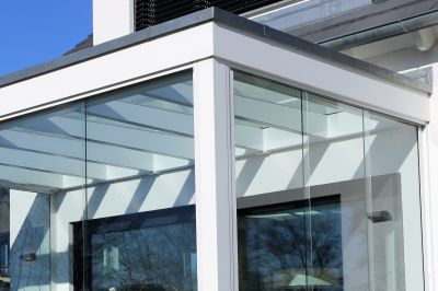 Baukran fällt in Hausfassade
