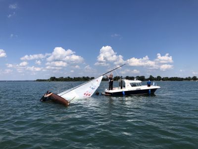 Historische Segeljolle auf dem Chiemsee gekentert 