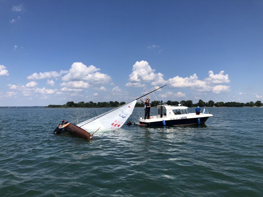 Historische Segeljolle auf dem Chiemsee gekentert 