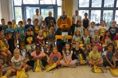 Löwe LEXI besucht Grundschule Happing in Rosenheim