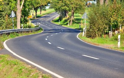 TACHERTING Pkw gegen Baum nach Ausweichmanöver