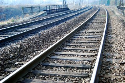 PRIEN Traktorfahrer beschädigt Bahnschranke und fl