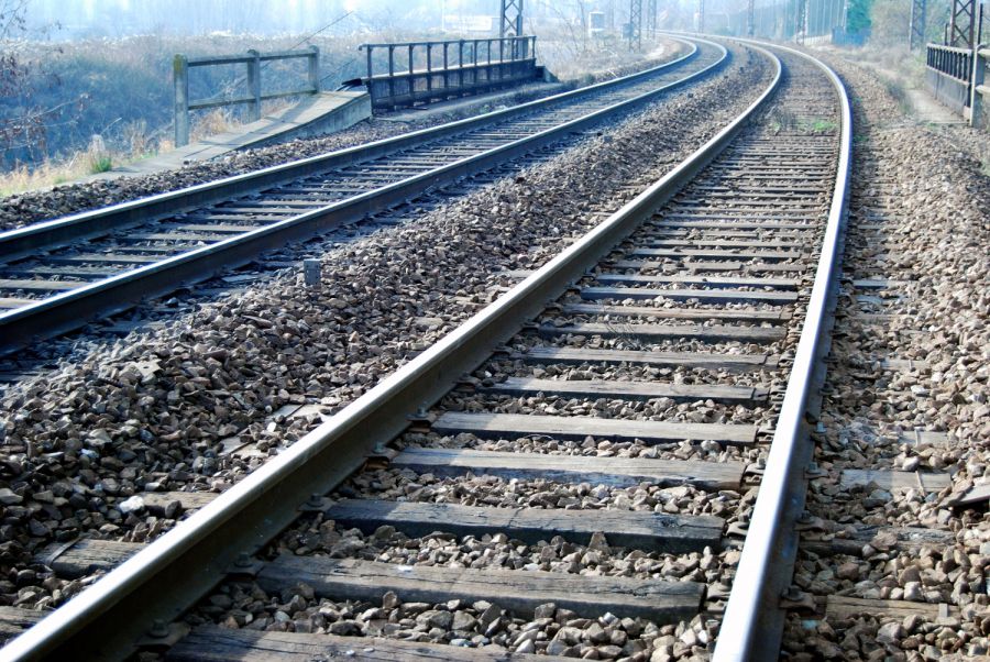 PRIEN Traktorfahrer beschädigt Bahnschranke und fl