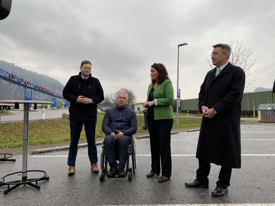 Intelligentes Lkw Kolonnenparken auf der Tank und 