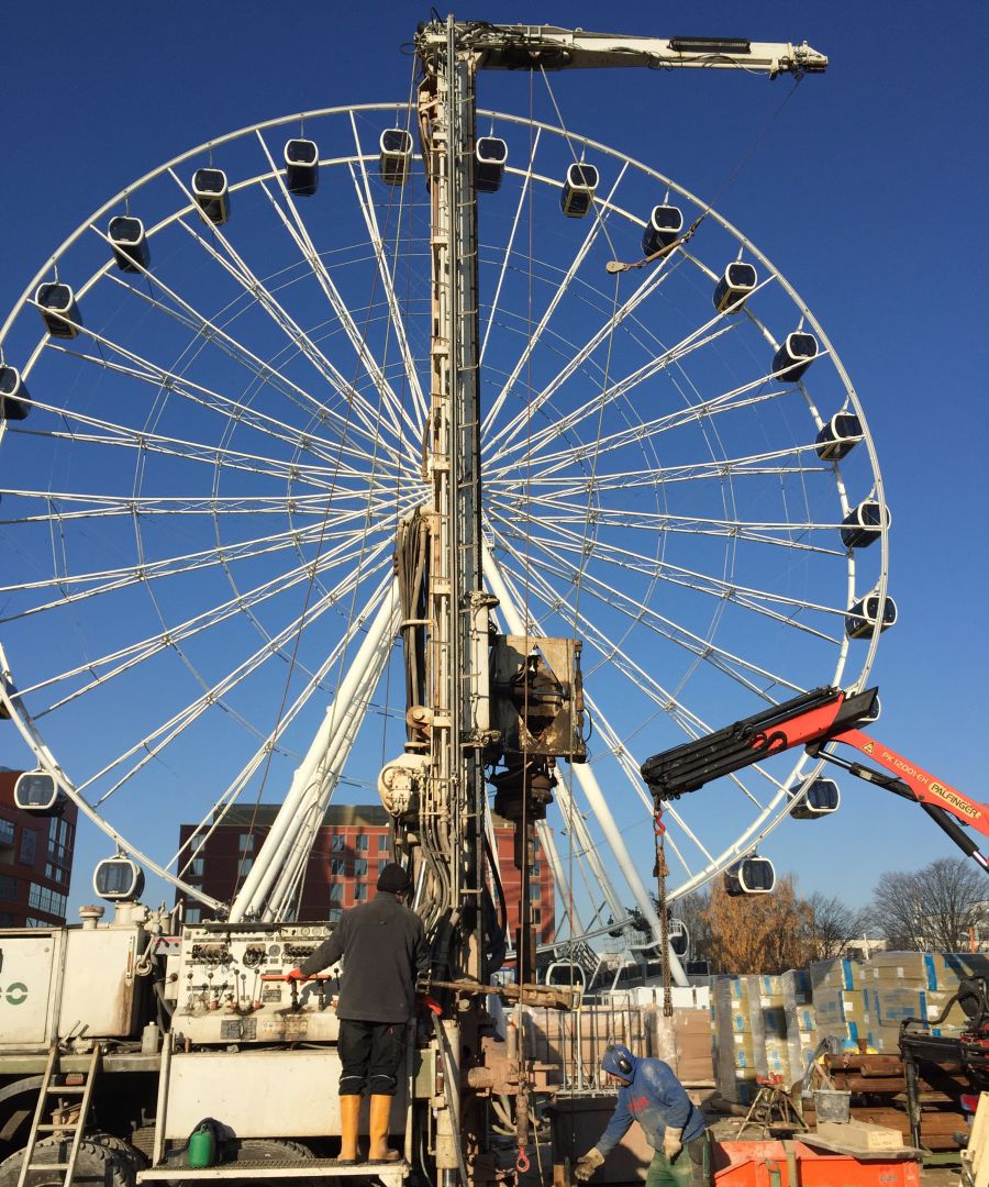Bohrung in 70 Meter Tiefe neben Riesenrad im Werks