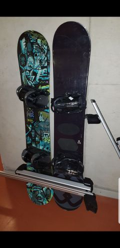 A 94 Dorfen Dachträger mit 2 Snowboards am Standst