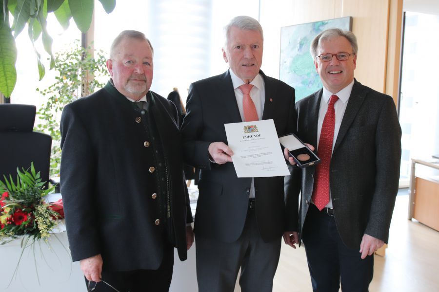 Otto Zwiefelhofer mit Kommunaler Verdienstmedaille