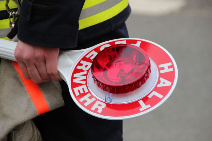 Schwan löst nach Bruchlandung auf Hausdach Rettung