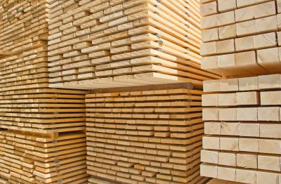 Deutlich überladenen Holztransport auf der A8 gest