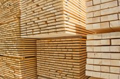 Deutlich überladenen Holztransport auf der A8 gest