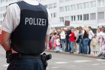 Marktl Nach Randalen im Einkaufsmarkt Beamte bespu