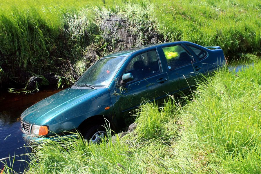 Rosenheim BMW landet in Kornfeld