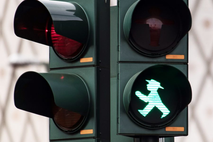 Fußgänger beim Fahrbahnqueren touchiert