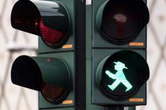Fußgänger beim Fahrbahnqueren touchiert