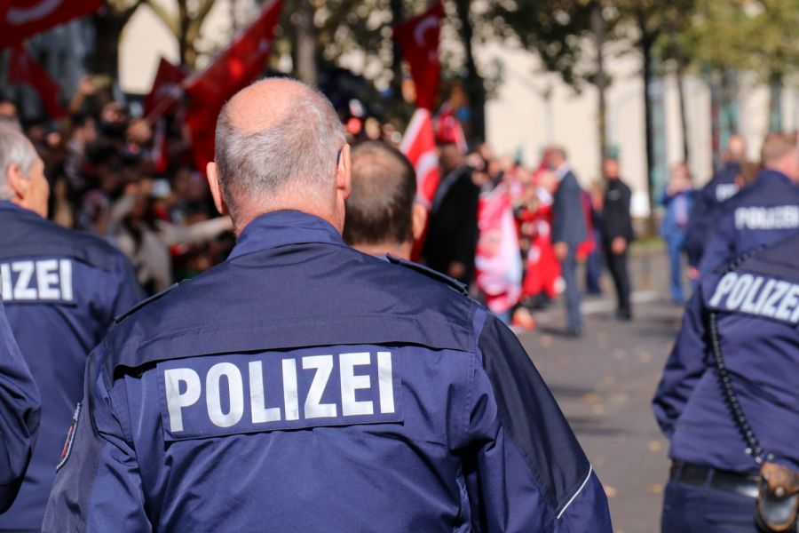 Rosenheim Unbekannter entwendet Parfüm im Wert von