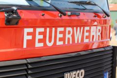 Holztransporter brennt auf der A 8