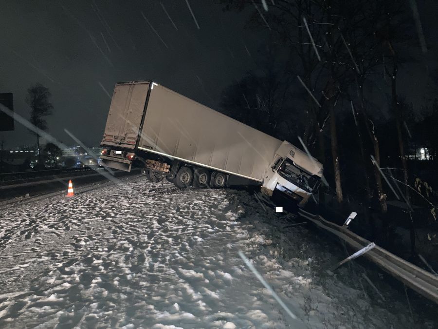 Siegsdorf Erster Schneefall Lkw Unfall auf der Aut