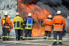 Traktor und Werkstatt werden Raub der Flammen