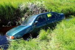 Auto stürzt im Mühltal ab und bleibt im Steinbach 