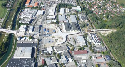 B 15 Aicherparkbrücke Einbau der Fahrbahnplatte