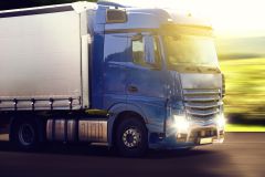 Stephanskirchen Lkw touchiert Hausdach