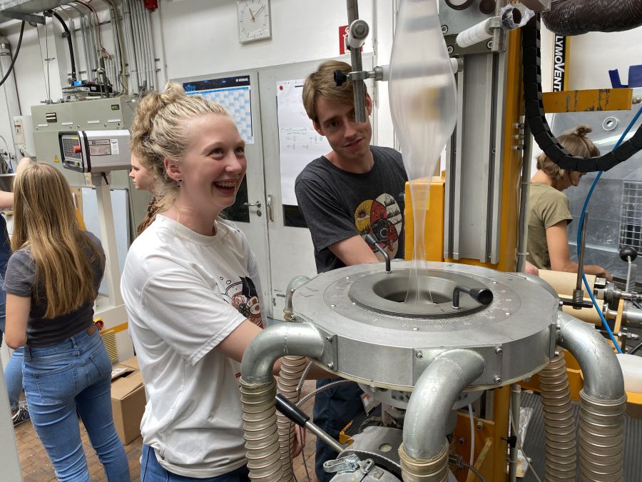 Technik trifft Umwelt Camp Jugendliche erhalten Ei