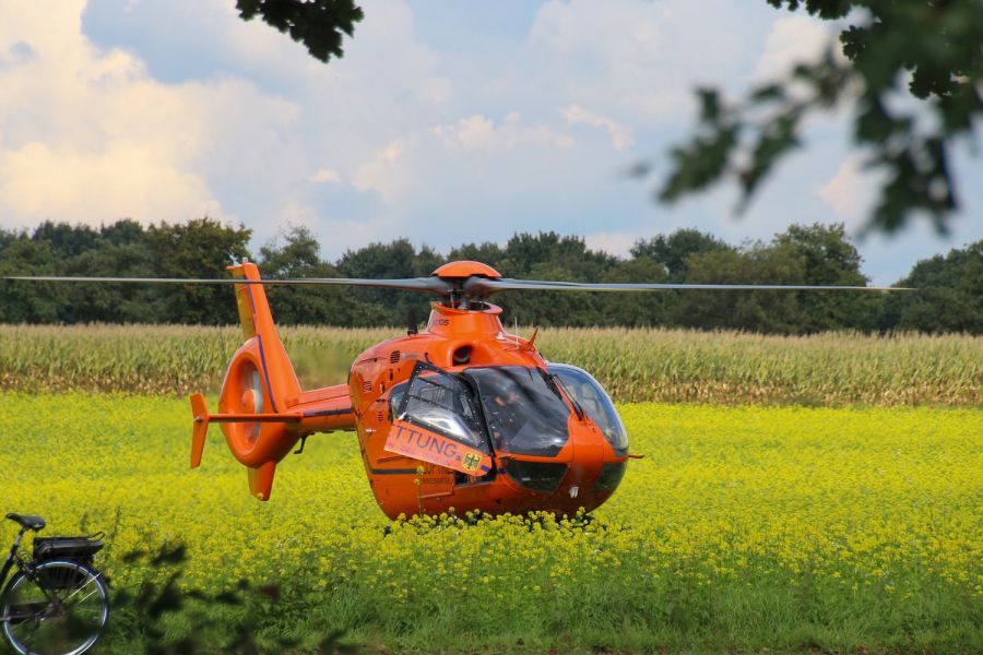 Hubschrauber auf Kleintransporter geladen