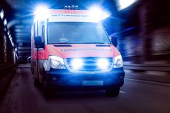 Lkw drängt Rettungswagen in Edling ab