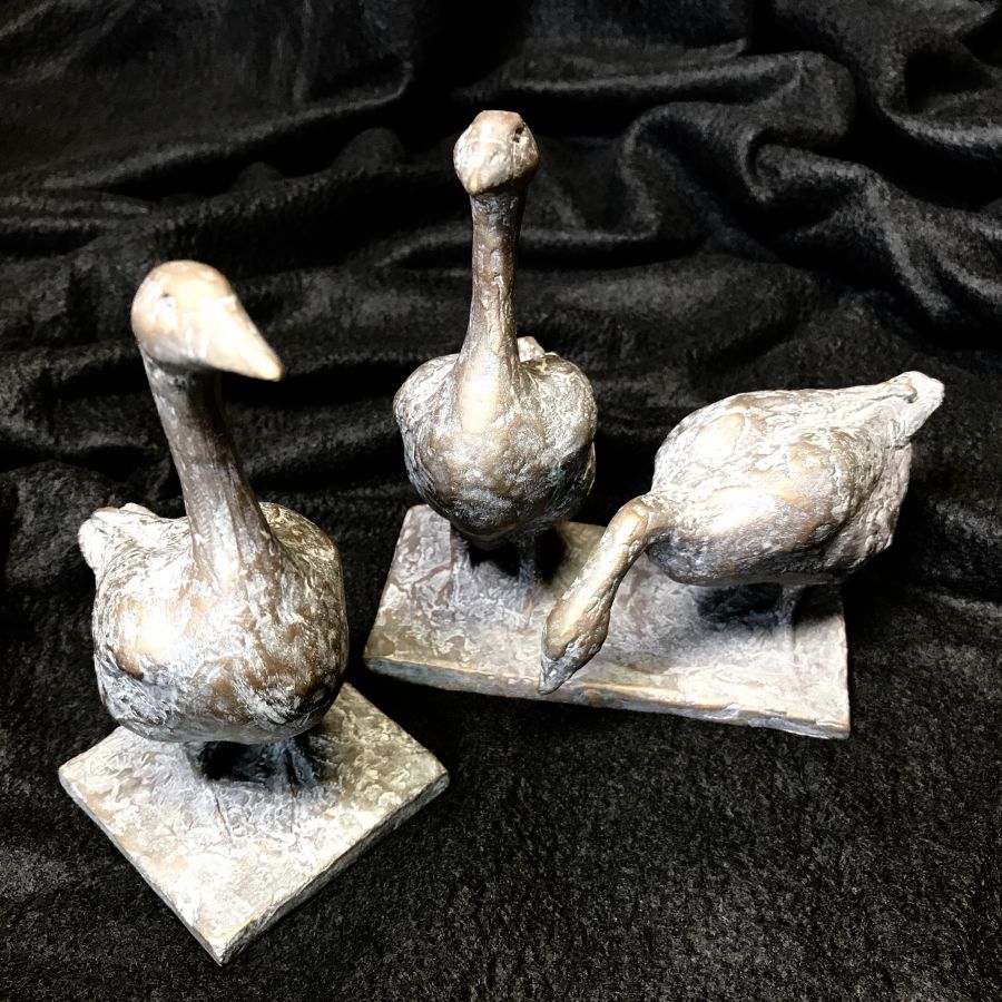 Gänse aus gegossener Bronze