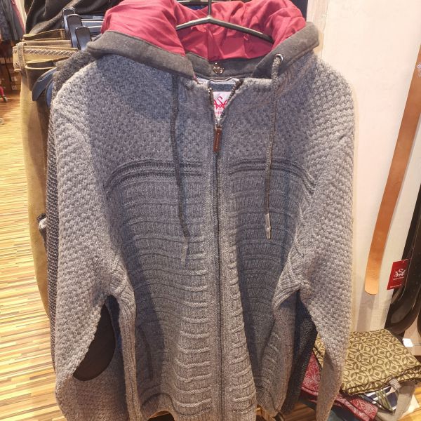 Fesche Trachtenstrickjacke mit Kapuze