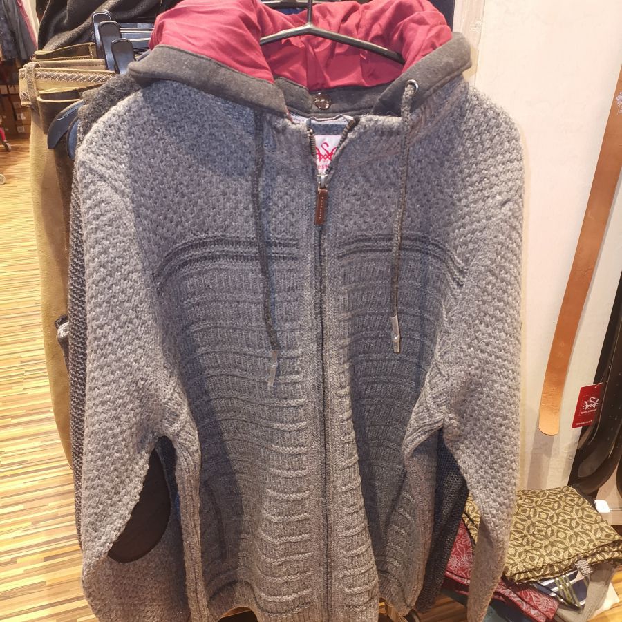 Fesche Trachtenstrickjacke mit Kapuze