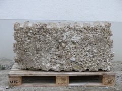 Spaltsteine aus Brannenburger Nagelfluh mit Bruchr