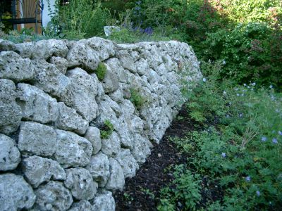 Bruchsteinmauer aus kleinen Bruchsteinen