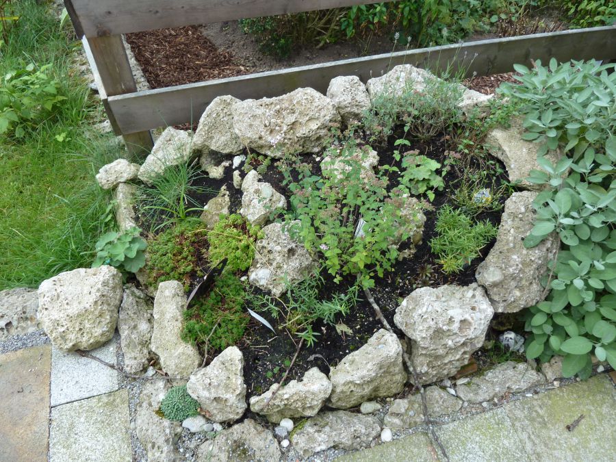 Kräuterschnecke aus kleinen Bruchsteinen