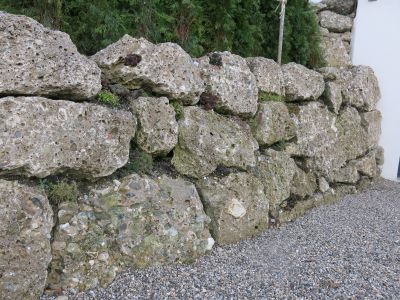 Bruchsteinmauer aus großen Bruchsteinen