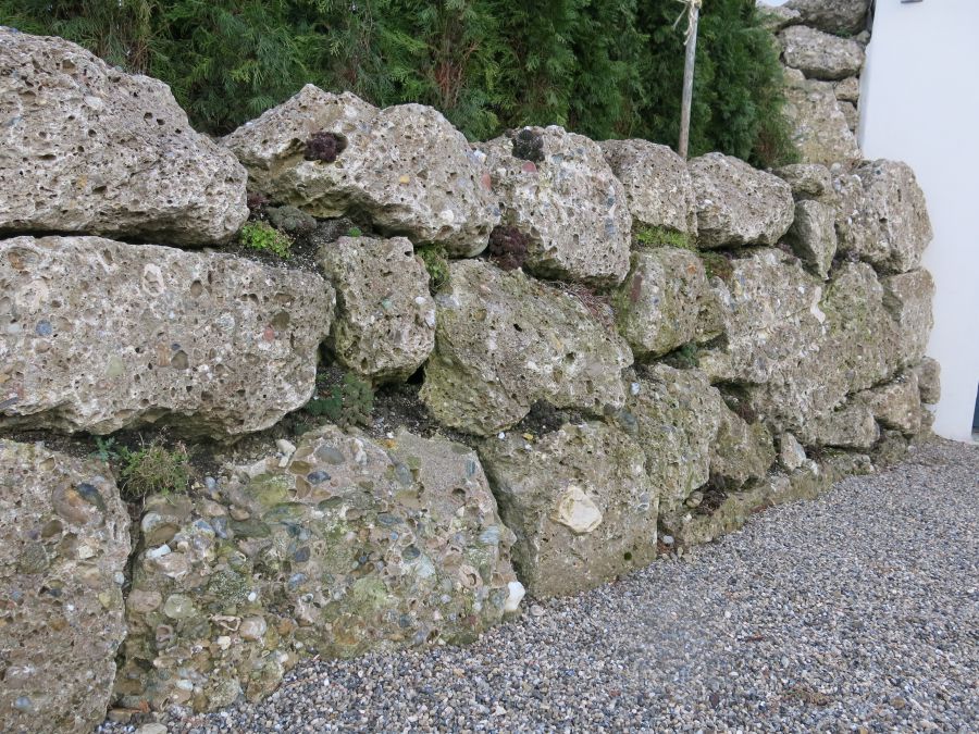 Bruchsteinmauer aus großen Bruchsteinen